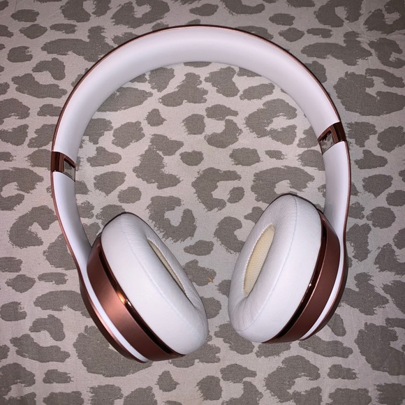 Apple Rosegold Beats Solo3 Wireless Headphones - Picture 2 of 16